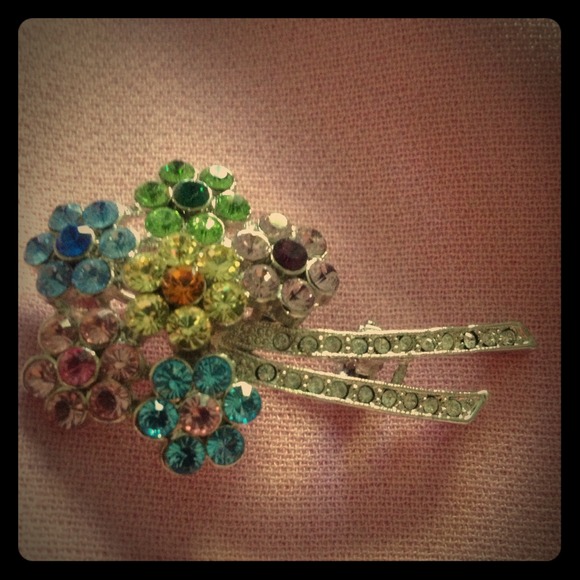 Swarovski crystal floral brooch - Picture 1 of 4