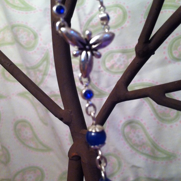 Neck lace; Blue glass gems with dangling flower - Picture 2 of 3