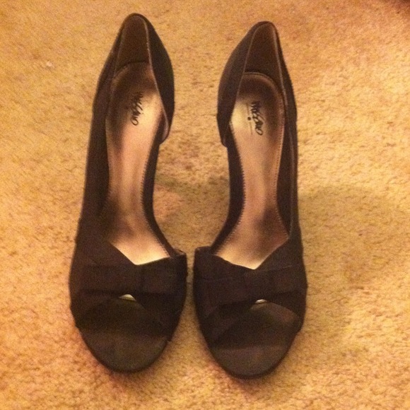 Black high heels with a bow on the front