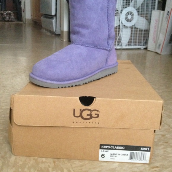 ✋ON HOLD✋Lilac UGG Australia Kids size 6