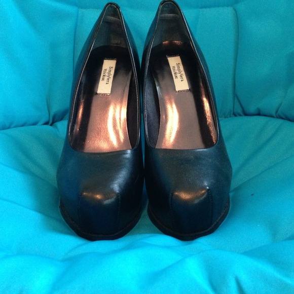 Black Vera Wang Platform Heels - Picture 2 of 4