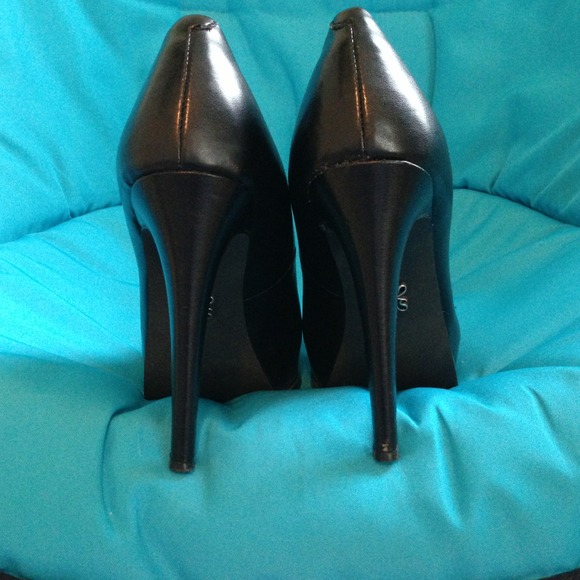 Black Vera Wang Platform Heels - Picture 3 of 4
