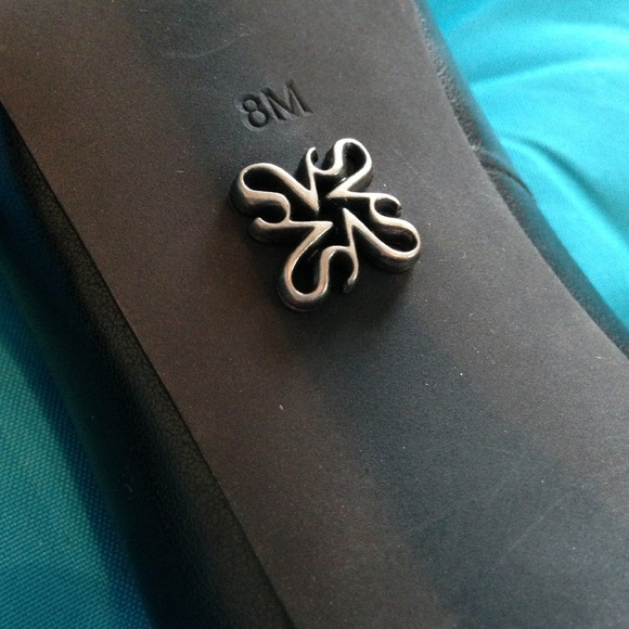 Black Vera Wang Platform Heels - Picture 4 of 4