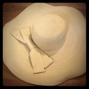 Big floppy hat with a bow