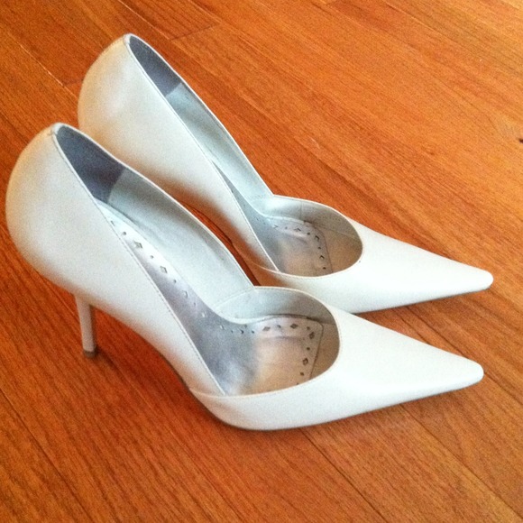 Discounted Cream/Off white BCBG Leather Pumps