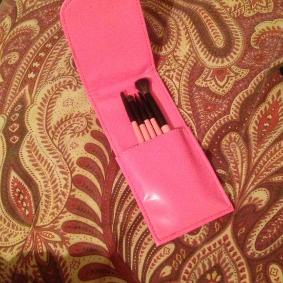 TRADED My glam brushes & lipgloss bundle - Picture 2 of 3