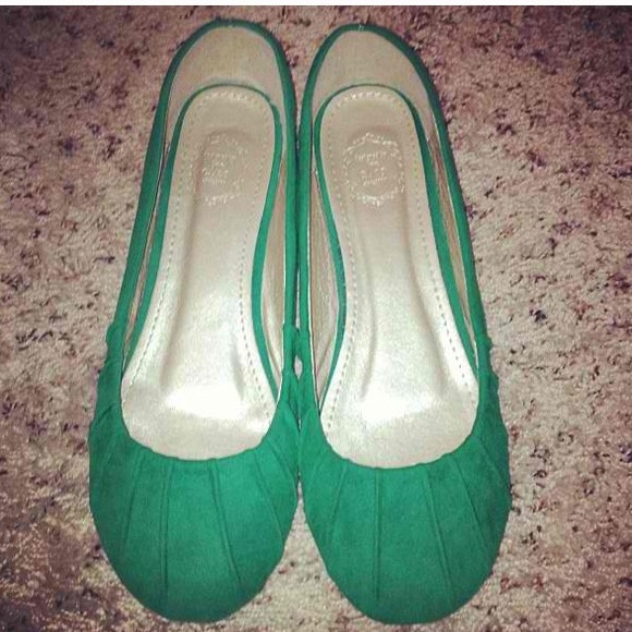 Kelly Green pintuck flats - 8.5