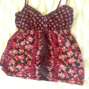 Super cute sweetheart floral top! 🌸