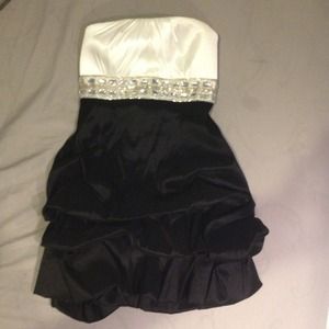 Short formal black and white homecoming dress!
