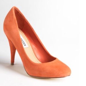 Steve Madden Coral Suede Round Toe Pumps