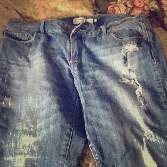 Cute Ripped A&F Capris - Picture 1 of 3