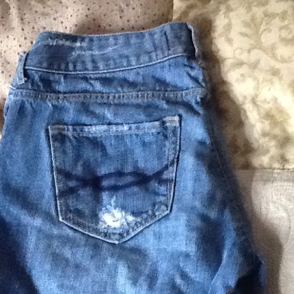 Cute Ripped A&F Capris - Picture 2 of 3