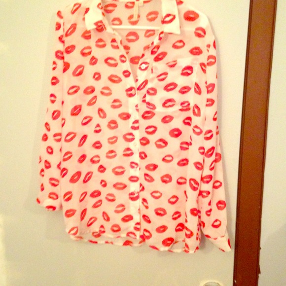 Red lips collared shirt