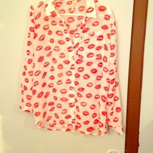 Red lips collared shirt