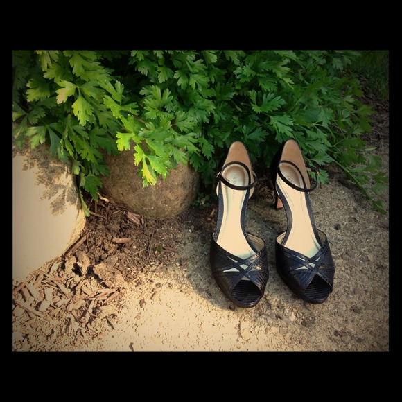 Ann Taylor 3in black high heels