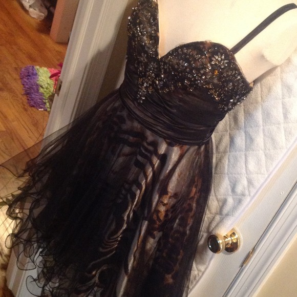 Beautiful dress - Picture 2 of 4