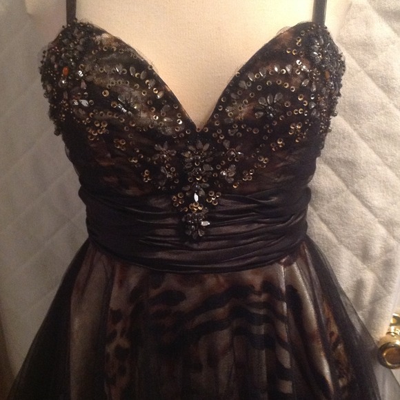 Beautiful dress - Picture 3 of 4