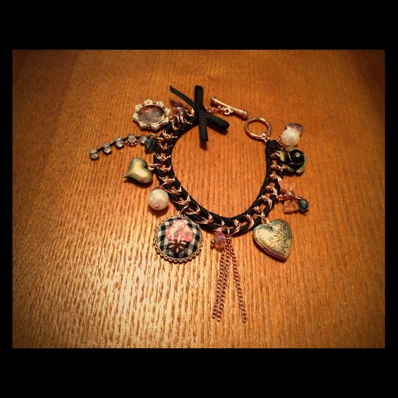 Bundle @Porwandring1 -- bracelet and guess handbag