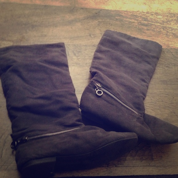 Gray boots with zipper accent