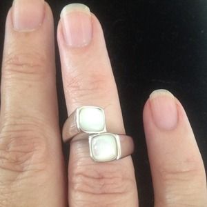 #31. A silver ring with mother of pearl stones