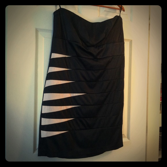 Forever 21 Dresses & Skirts - Strapless black Cocktail Dress