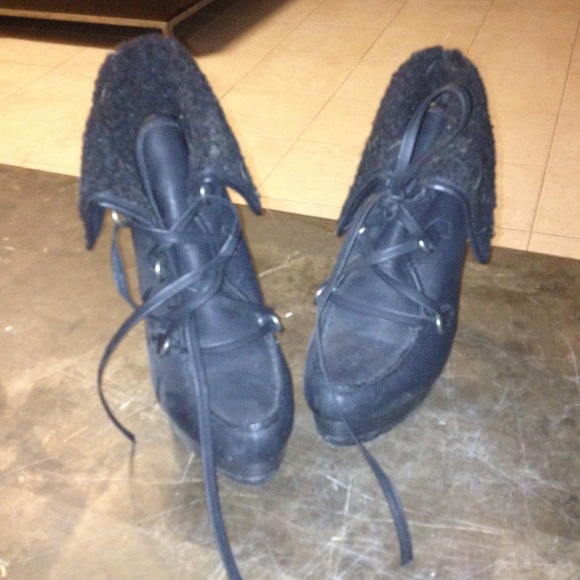 Heel lace up boots with fur