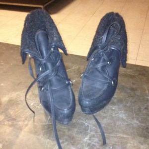 Heel lace up boots with fur