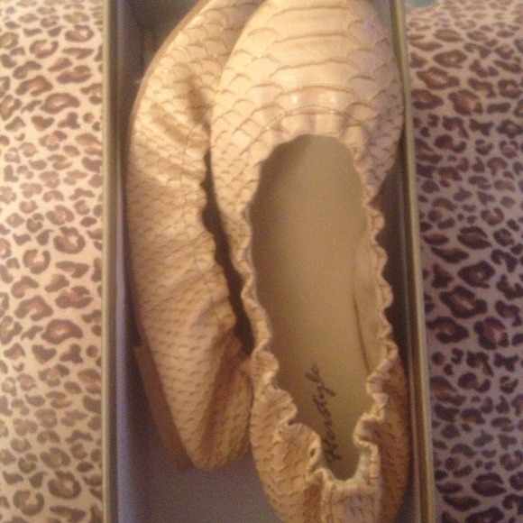 Beige snakeskin flats