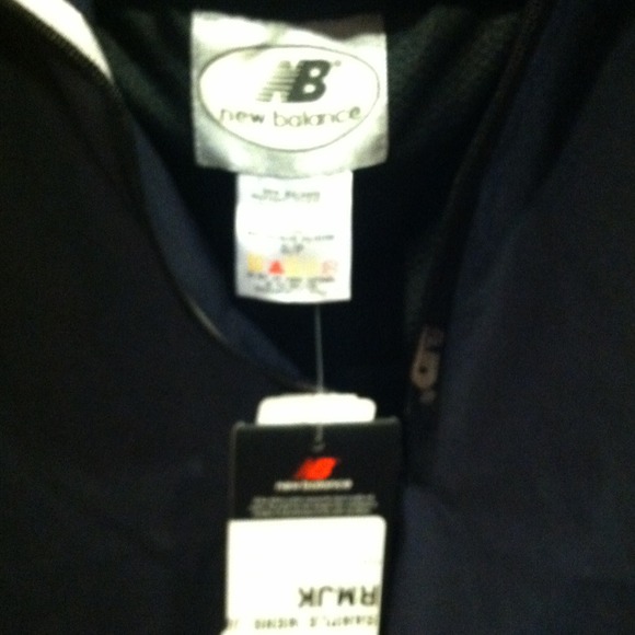 New balance wind breaker - Picture 2 of 3