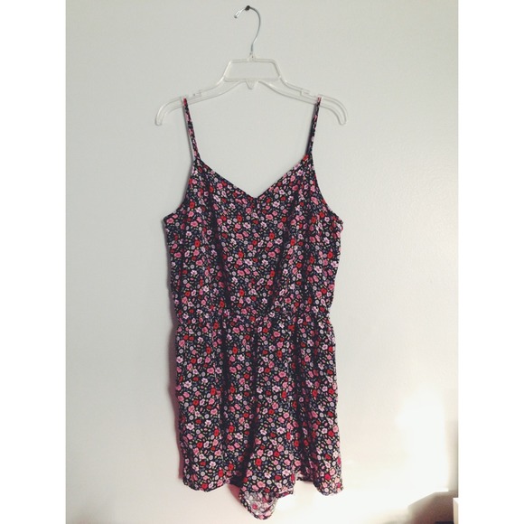 ❌TRADED❌H&M Black floral Romper 🌸💀🌸