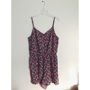 ❌TRADED❌H&M Black floral Romper 🌸💀🌸