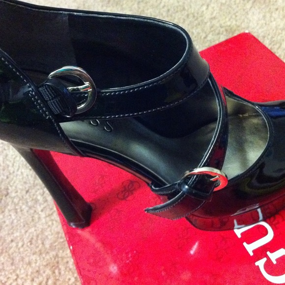 Black guess pumps. Size 5 - Picture 2 of 4