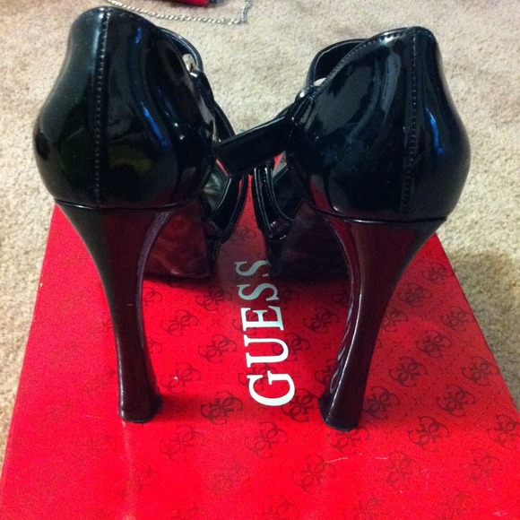 Black guess pumps. Size 5 - Picture 3 of 4