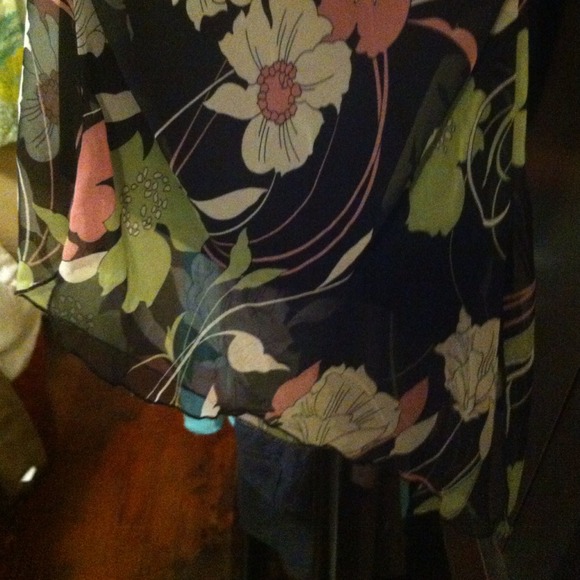 UNIQUE FLORAL TOP - Picture 2 of 3