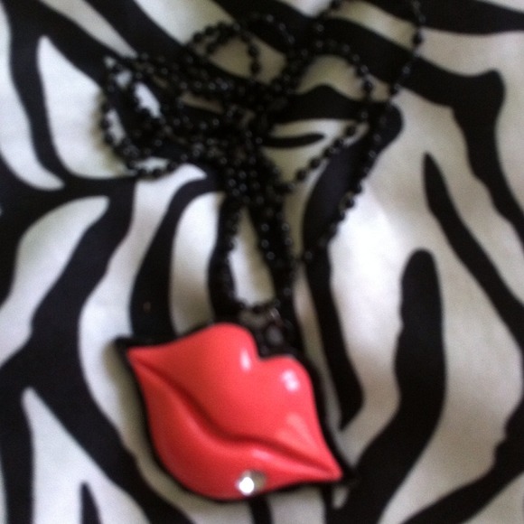 Betsy lip necklace