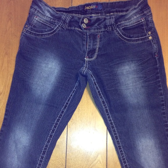 Dark blue whitewashed Capri jeans