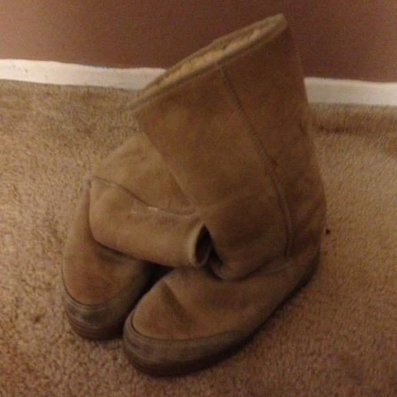 Selling uggs. Hold