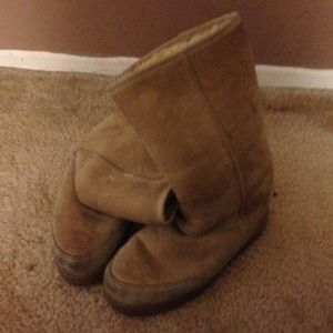 Selling uggs. Hold
