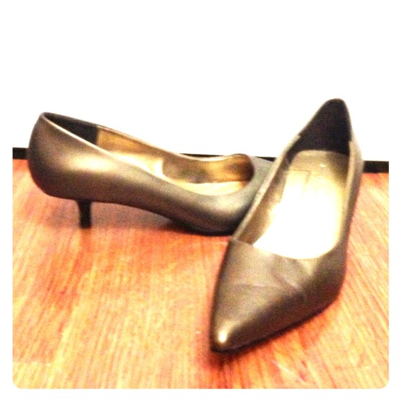 1inch heel, Isaac mizrahi dark gold heels