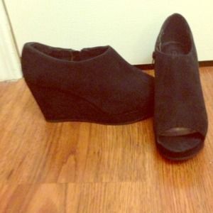 Glo black wedges peep toe