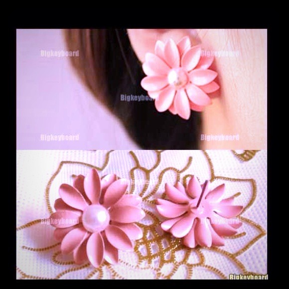 New cute pink flower and pearl earrings
