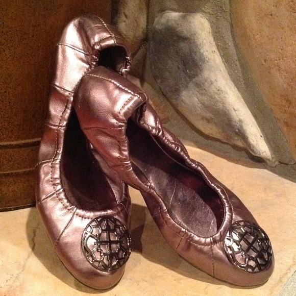 Tahari comfy shoes