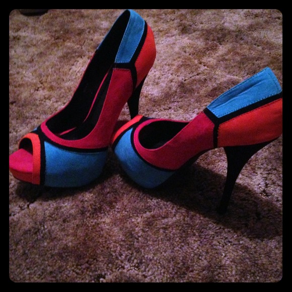 Multicolor heels! 👠👠👠