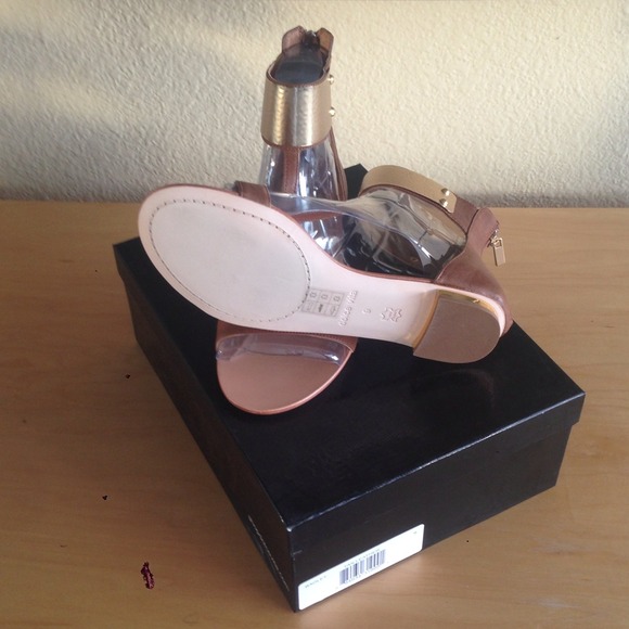 🎀SOLD in BUNDLE - Dolce Vita sandals🎀 - Picture 3 of 4