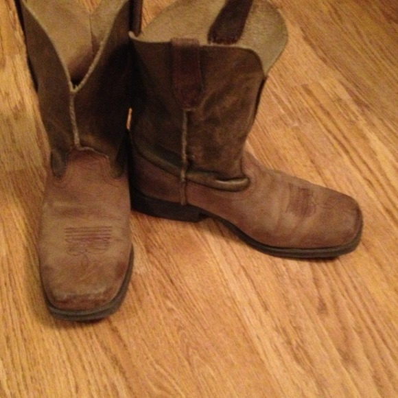 Boys authentic Ariat boots. - Picture 2 of 3