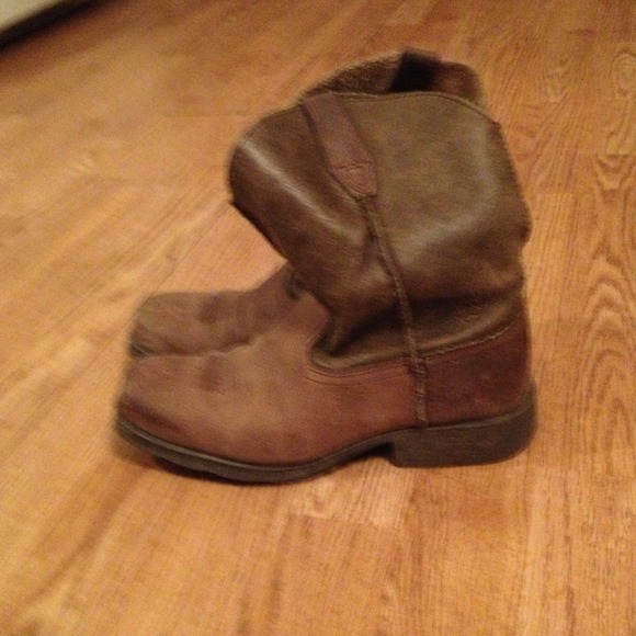 Boys authentic Ariat boots. - Picture 3 of 3