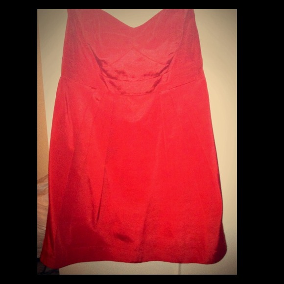 Strapless orange dress with hidden pockets