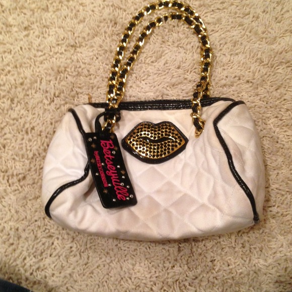 Gold lips! Betsey Johnson- REDUCED!!