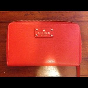 Kate Spade Wellesley Zip around wallet! 💗