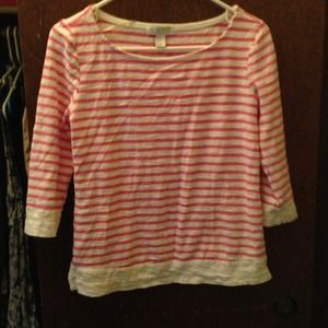 Quarter length sleeve shirt.